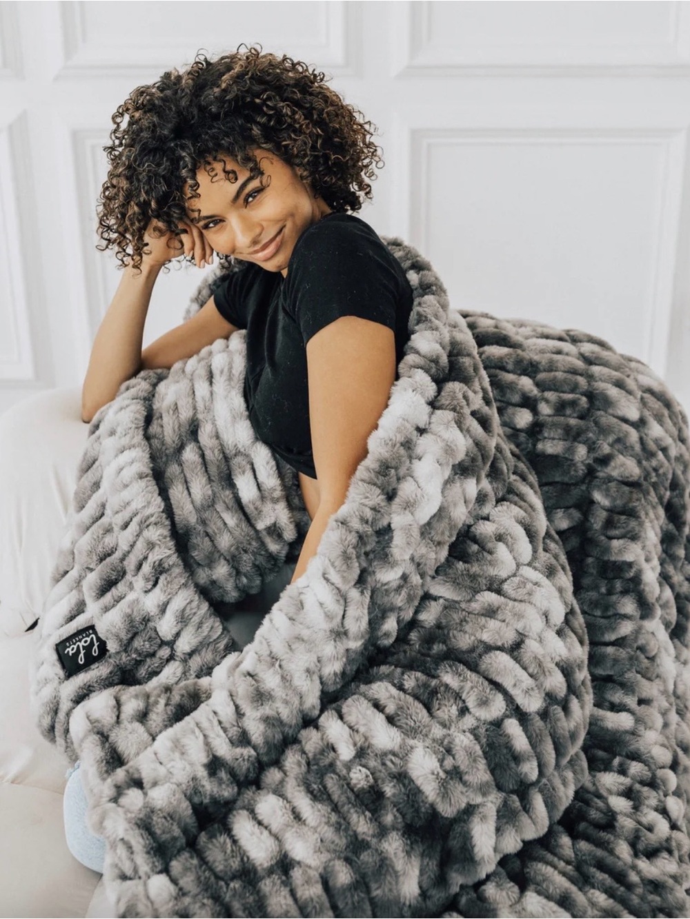 Lola Blankets/Plush Faux Fur Throw/Blanket/Smoky Skies/Size L/NEW! NIB! SEALED!!